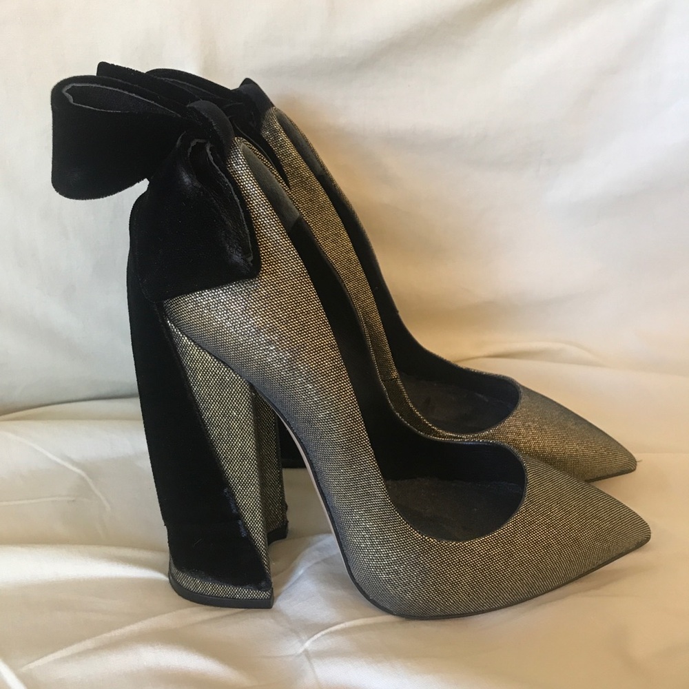 Aleksander Siradekian gold pumps with bow.